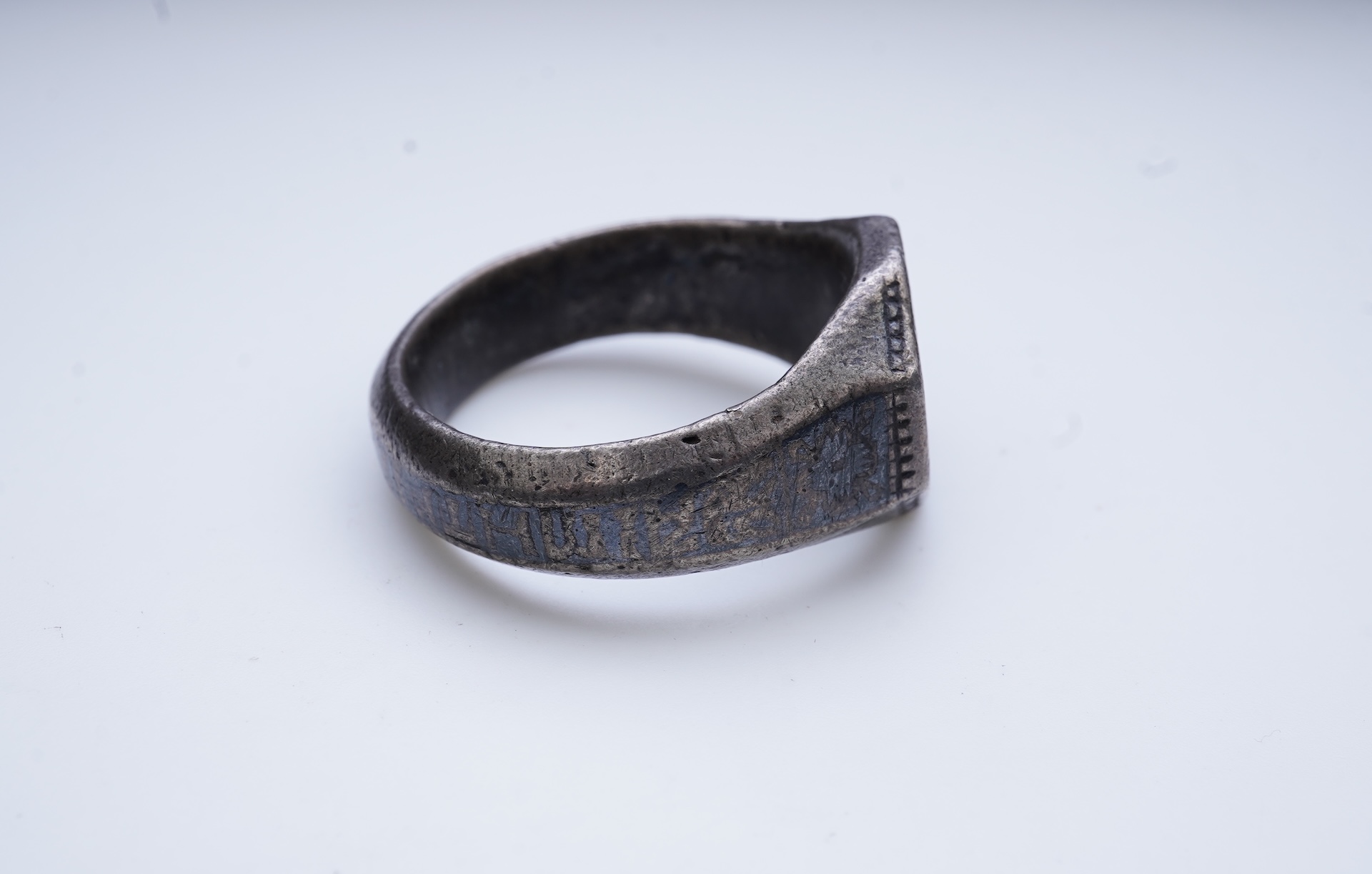 A heraldic signet ring, England, 15th/16th century